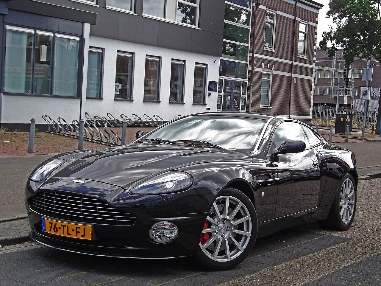 Aston Martin V12 Vanquish
