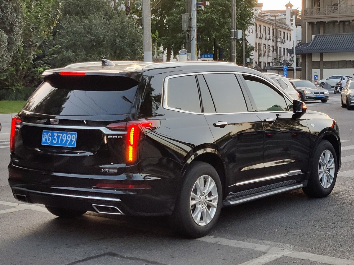 Кадиллак XT6