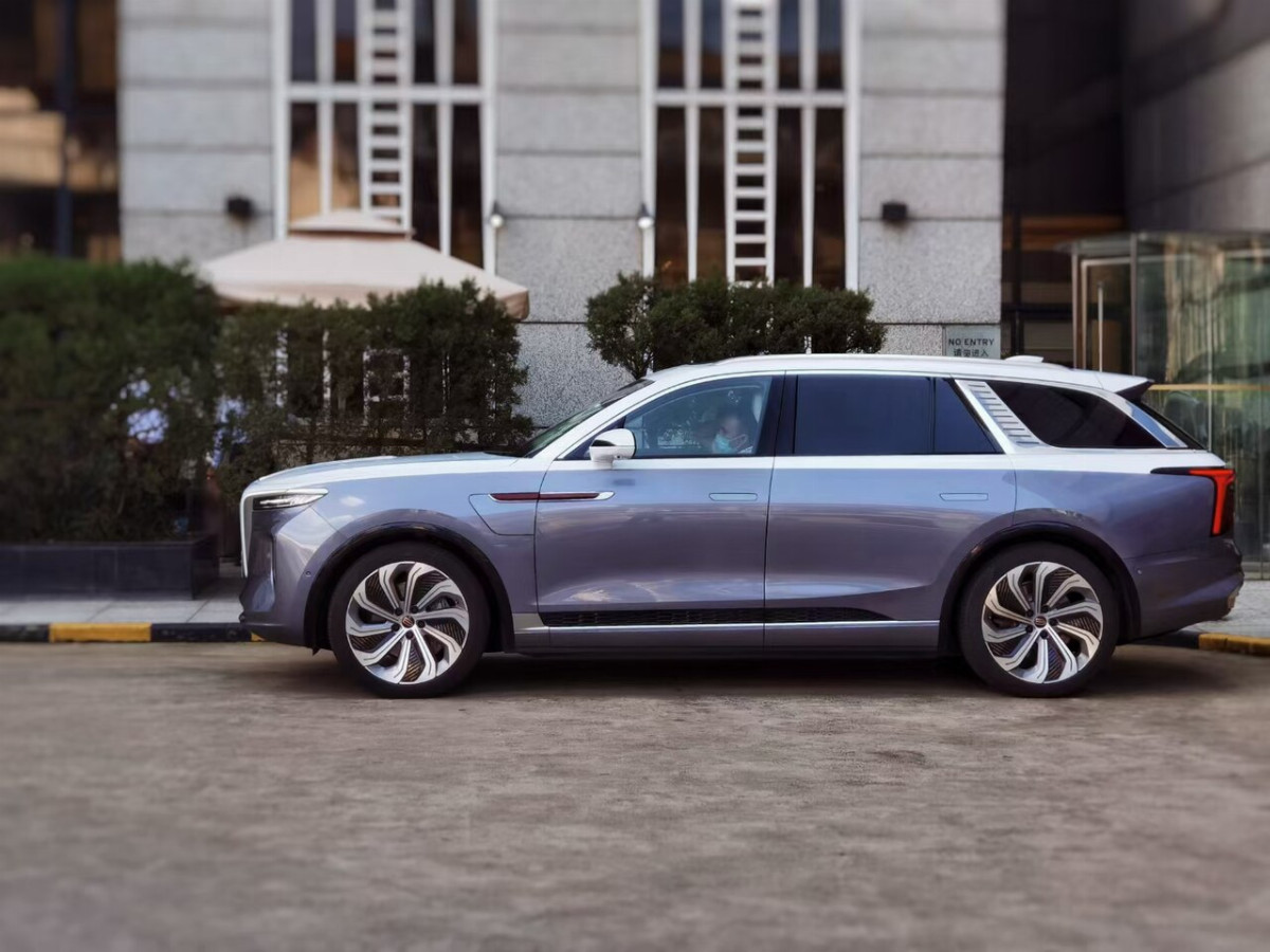 Hongqi E-HS9