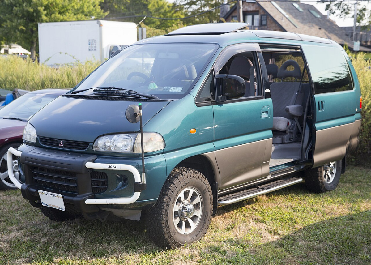 Мицубиси Delica Space Gear
